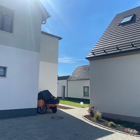 Modernes & Gepflegtes Hotelzimmer Mit Kueche! Bernstadt  Dış mekan fotoğraf