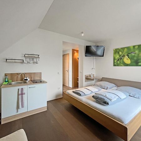Modernes & Gepflegtes Hotelzimmer Mit Kueche! Bernstadt  Dış mekan fotoğraf