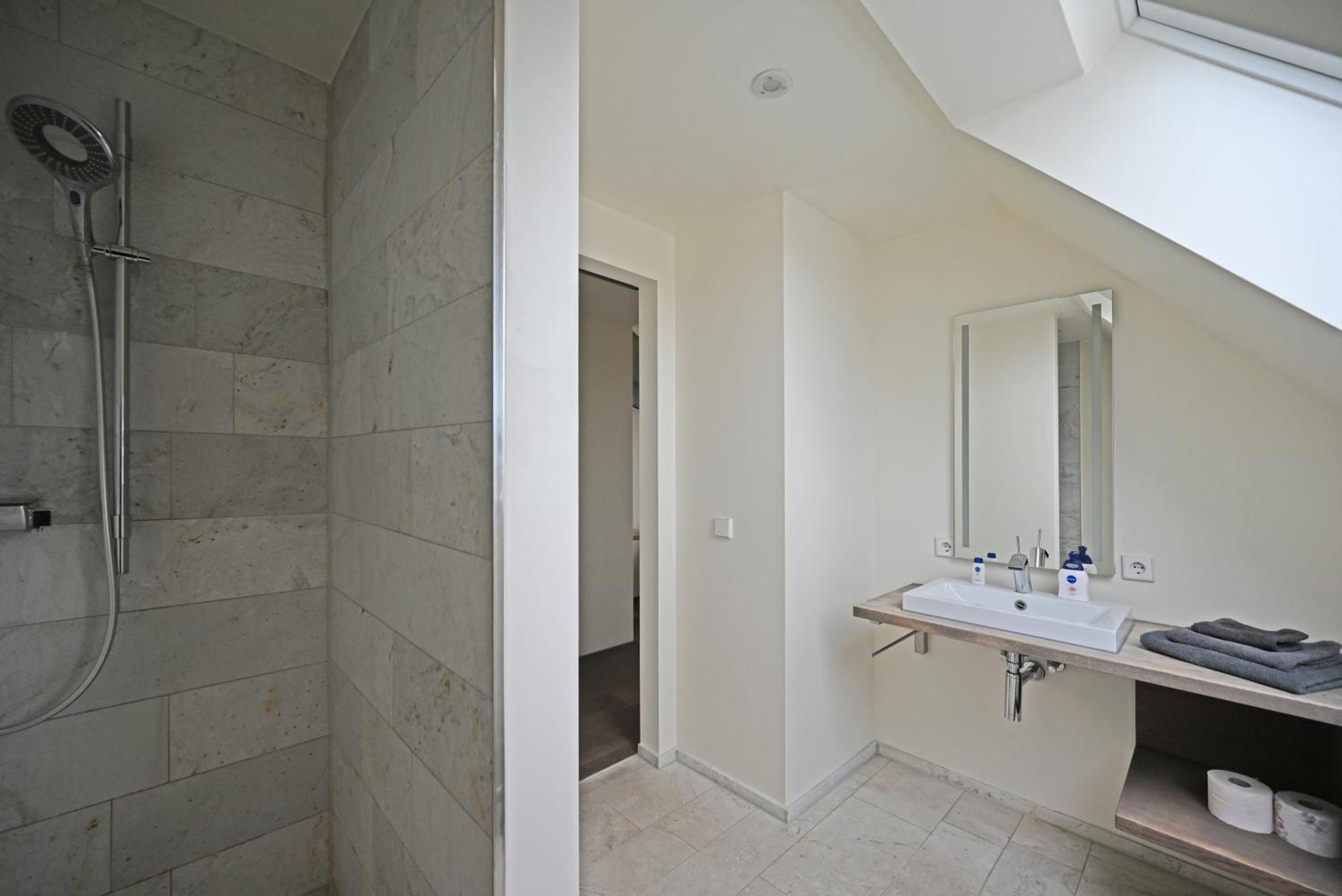 Modernes & Gepflegtes Hotelzimmer Mit Kueche! Bernstadt  Dış mekan fotoğraf