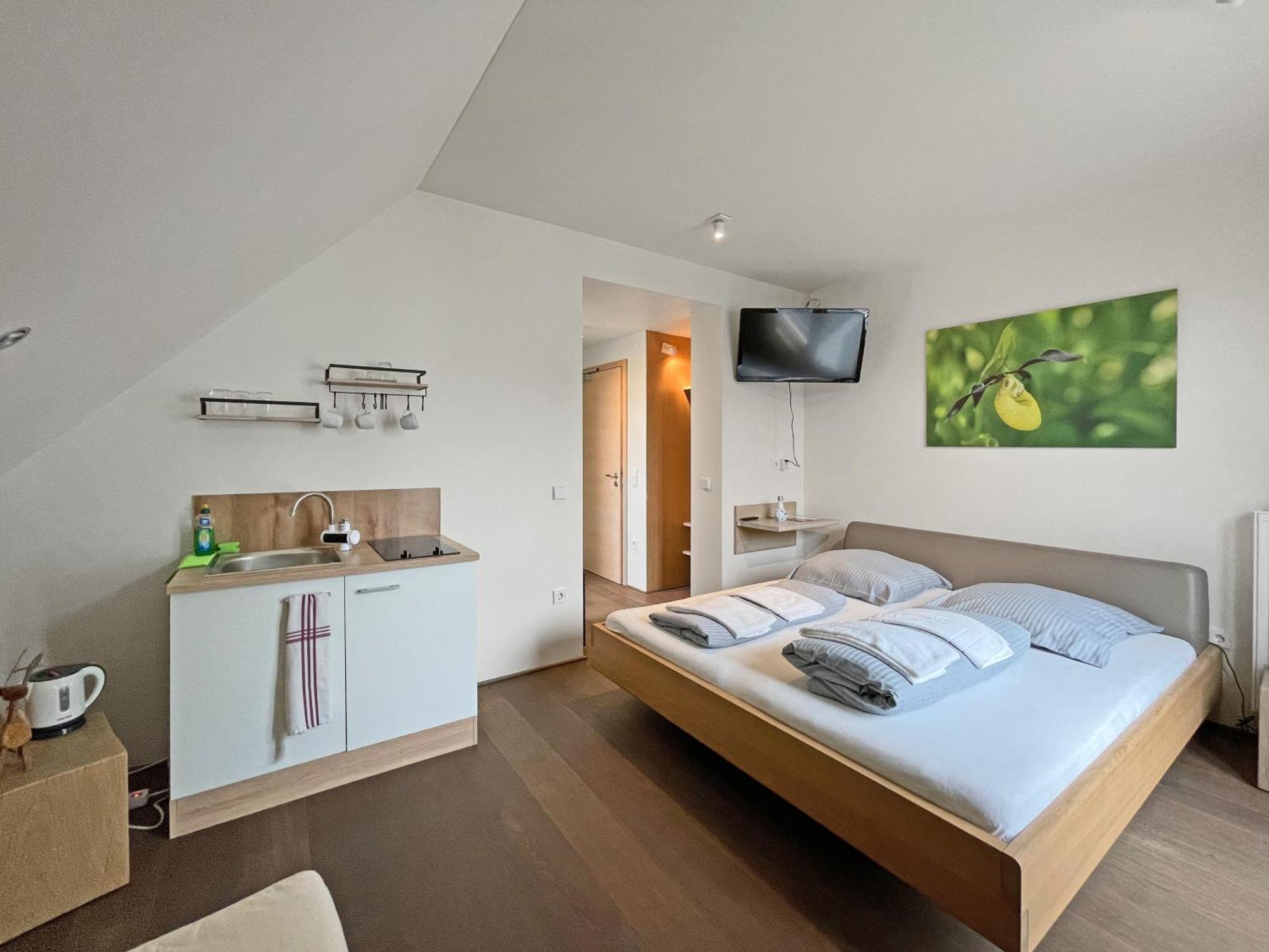 Modernes & Gepflegtes Hotelzimmer Mit Kueche! Bernstadt  Dış mekan fotoğraf