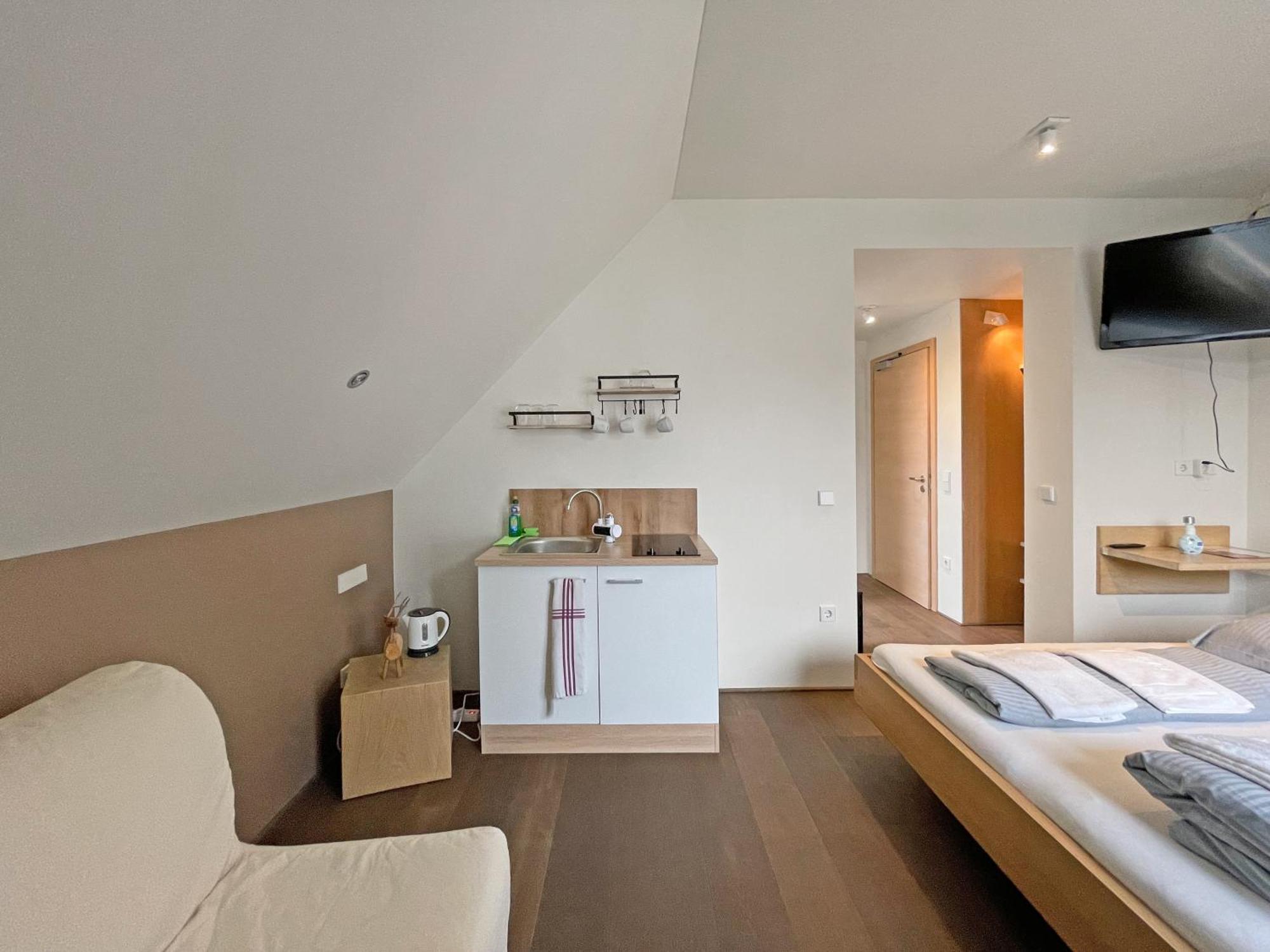 Modernes & Gepflegtes Hotelzimmer Mit Kueche! Bernstadt  Dış mekan fotoğraf