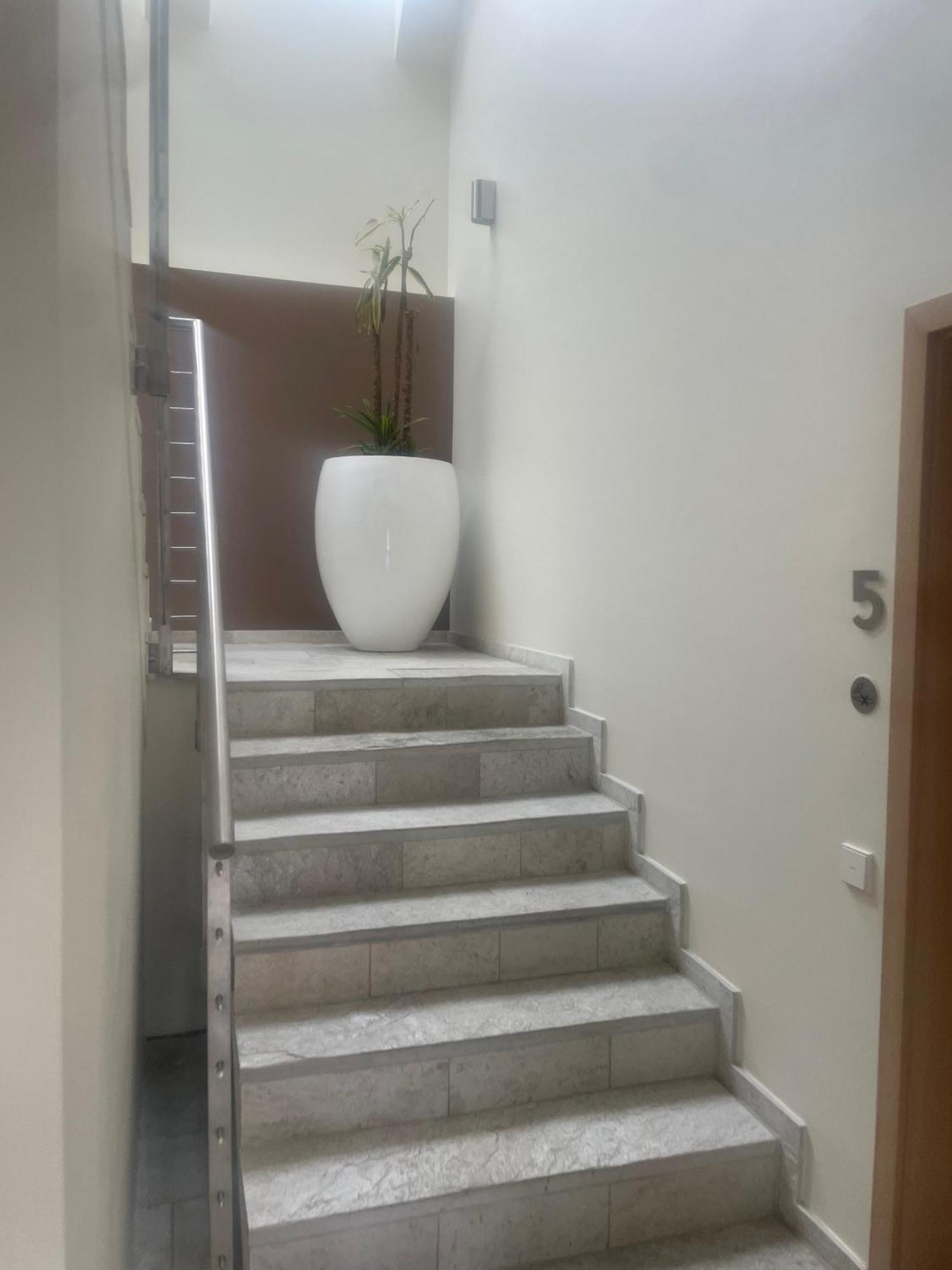 Modernes & Gepflegtes Hotelzimmer Mit Kueche! Bernstadt  Dış mekan fotoğraf