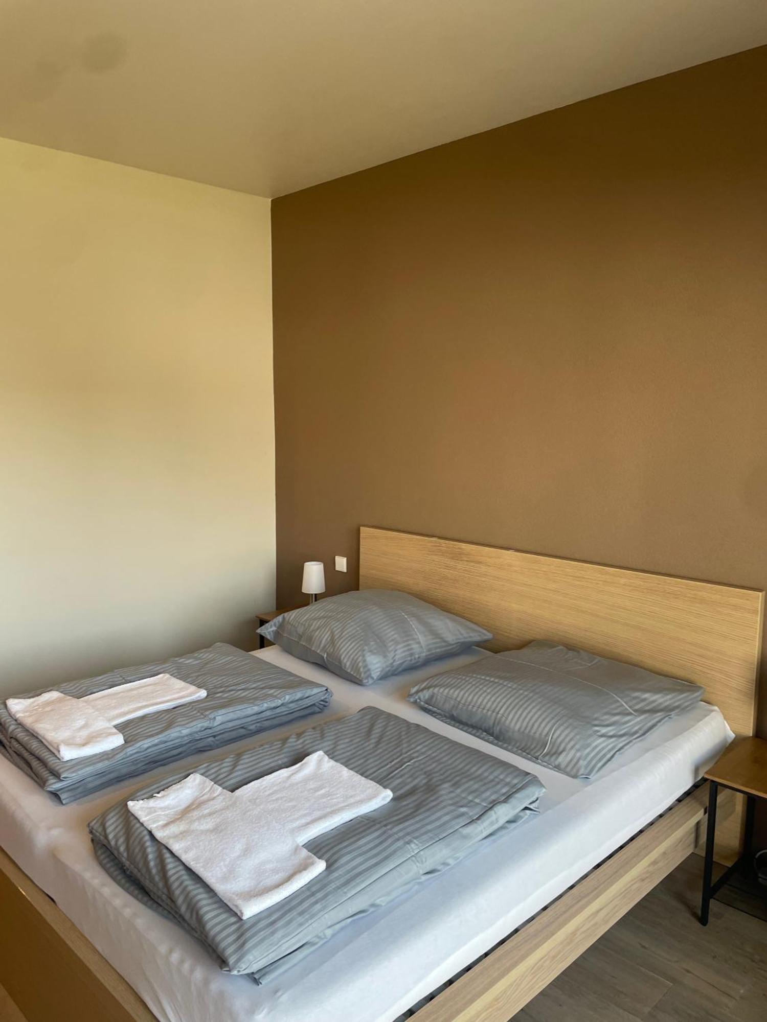 Modernes & Gepflegtes Hotelzimmer Mit Kueche! Bernstadt  Dış mekan fotoğraf