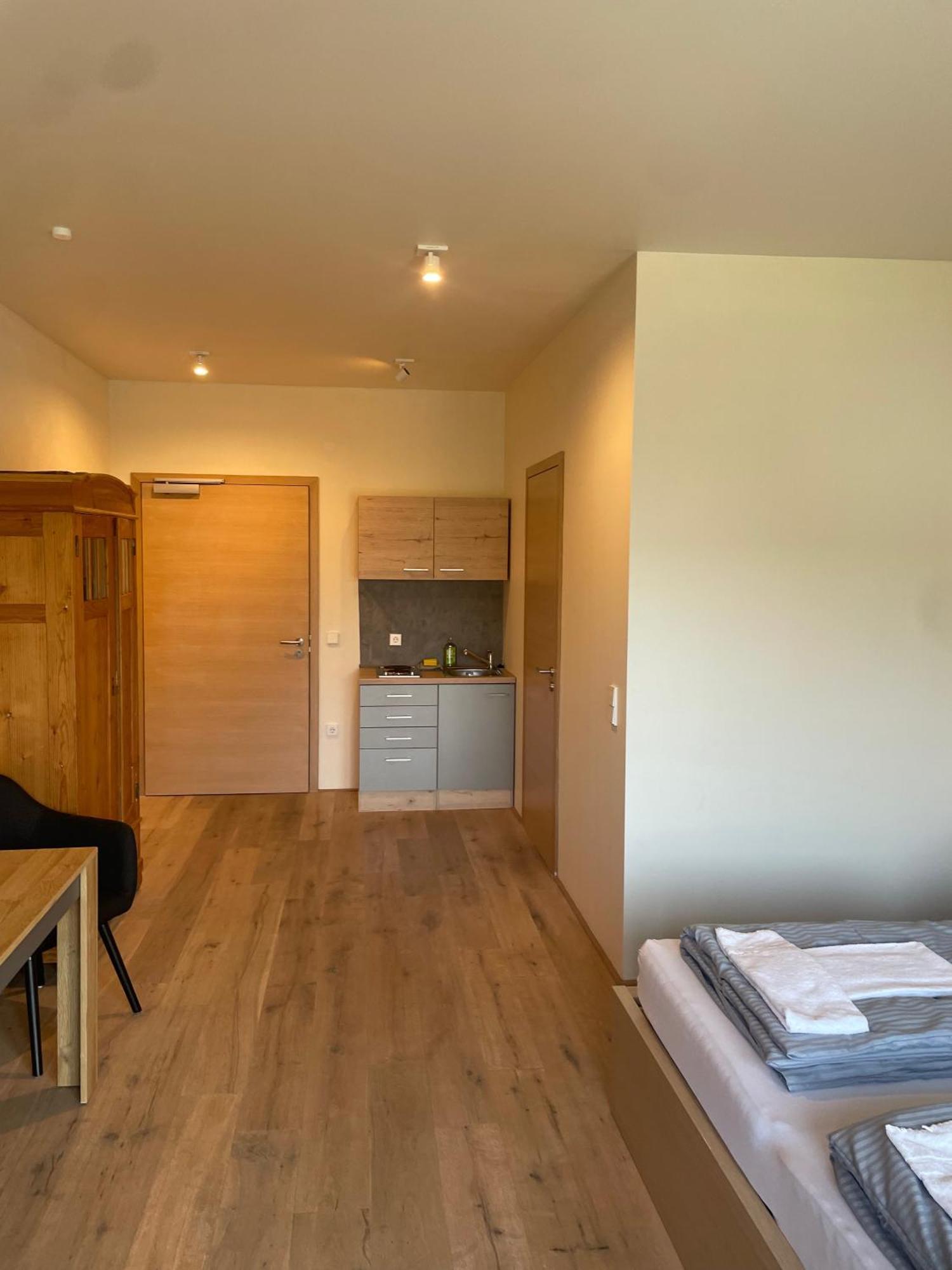 Modernes & Gepflegtes Hotelzimmer Mit Kueche! Bernstadt  Dış mekan fotoğraf