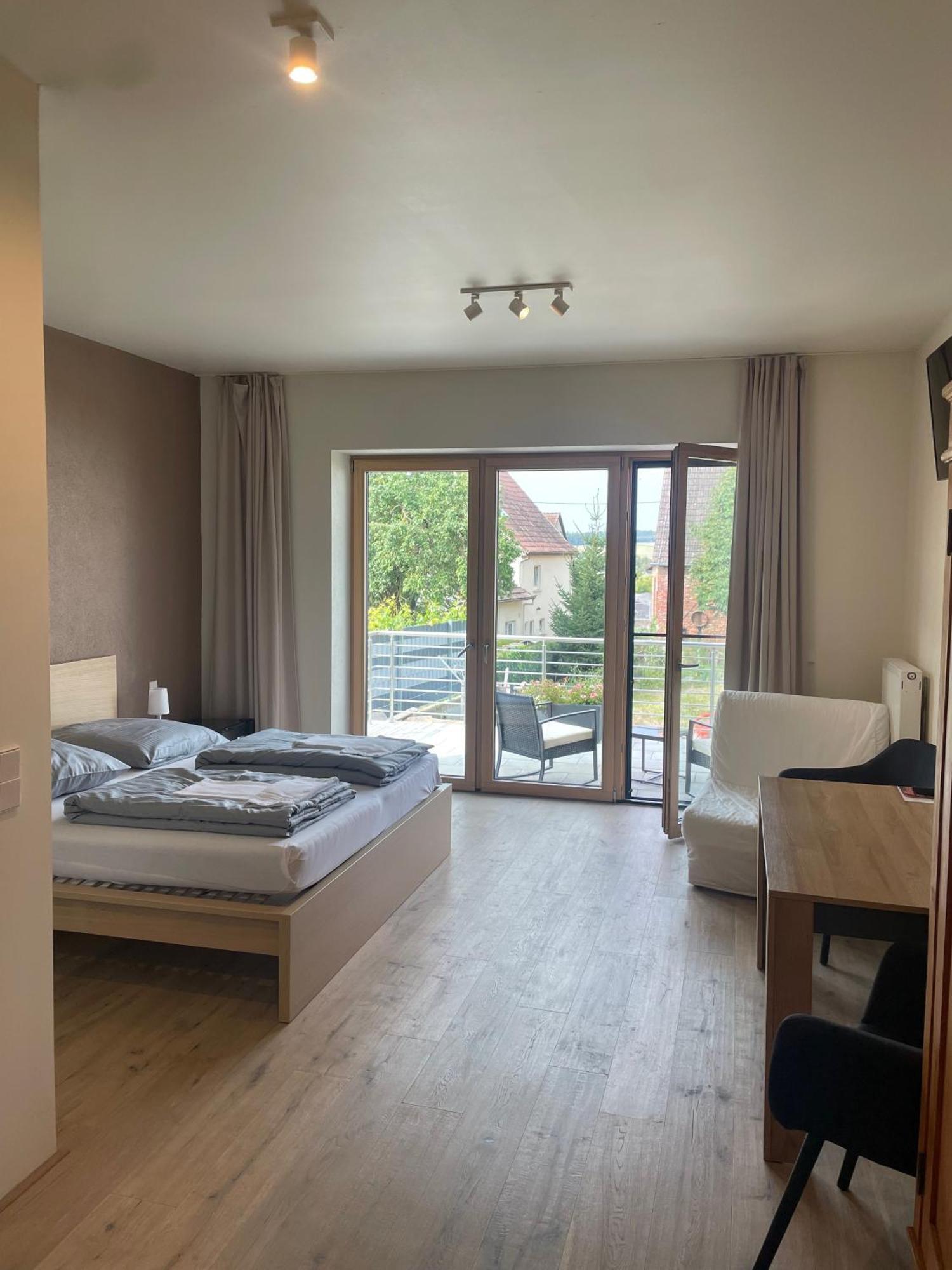 Modernes & Gepflegtes Hotelzimmer Mit Kueche! Bernstadt  Dış mekan fotoğraf